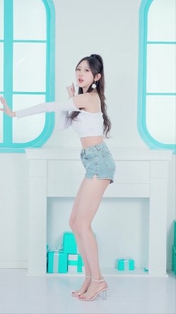 B站170长腿妹【芋圆有点甜】性感空姐写真丝袜美腿巨乳 热舞视频 截图14