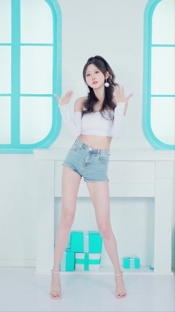 B站170长腿妹【芋圆有点甜】性感空姐写真丝袜美腿巨乳 热舞视频 截图16
