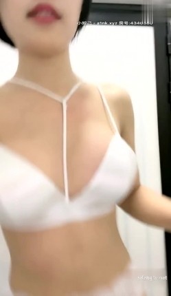 极品校花颜值美女【甜心小Baby】白丝吊带极度诱惑，仙女出浴双插二穴爽不爽你说了算2V1 截图2