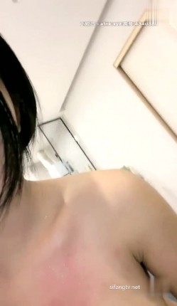 极品校花颜值美女【甜心小Baby】白丝吊带极度诱惑，仙女出浴双插二穴爽不爽你说了算2V1 截图11