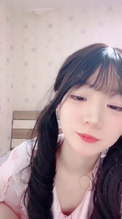 极品校花 全网最亮【05洛丽塔】粉丝互动 可爱娃娃脸 妙曼身材白虎小奶 制服裸秀 扒穴抠逼超级爽 截图2
