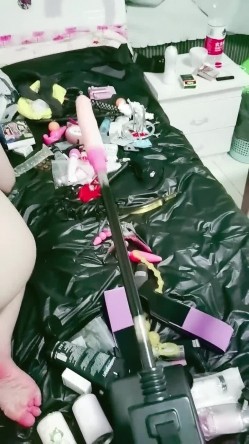 牛逼大哥调教风骚人妻，重口操作全程露脸舔脚，喝尿肛塞炮击口球玩弄骚逼，打火机烧逼毛你见过吗，精彩刺激 截图16