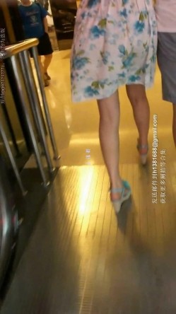 国产抄底街拍 不穿内裤的美女4部 截图8