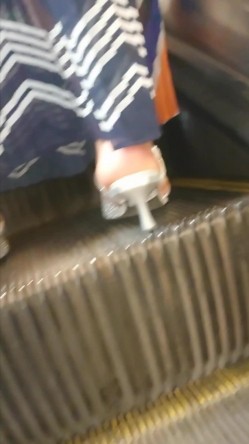 拖地长裙黑丁内极品美人妻 截图1