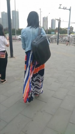 拖地长裙黑丁内极品美人妻 截图5