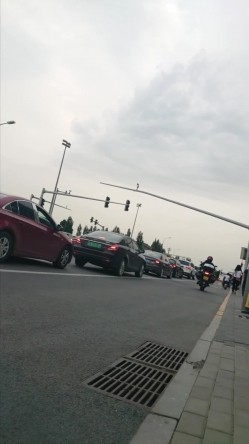 拖地长裙黑丁内极品美人妻 截图9