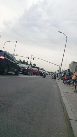 拖地长裙黑丁内极品美人妻 截图14