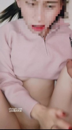 边打电话边挨操！极品粉B反差婊小女友【纠结的阿呆】超高颜值反差学妹，表面乖巧的萌妹子背地里是个小骚货 截图1