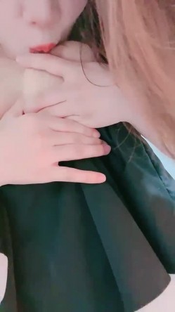 骚逼奶妈【阿萧老师】道具自慰高潮，奶胀挤奶，大量出奶喷射，无毛一线天，掰逼诱惑 截图2
