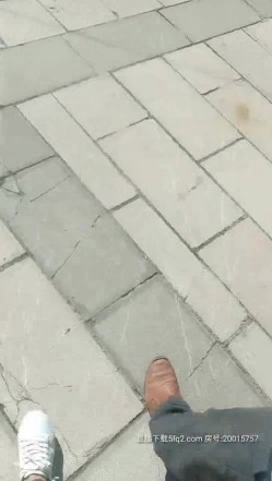 超大胆户外啪女王『美娜』勾搭骚男公园长凳口交 欲火焚身钻树林全程站炮无套后入 爆精内射太刺激 截图3