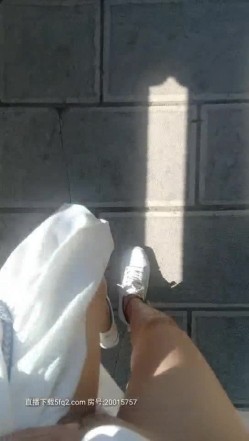 超大胆户外啪女王『美娜』勾搭骚男公园长凳口交 欲火焚身钻树林全程站炮无套后入 爆精内射太刺激 截图4