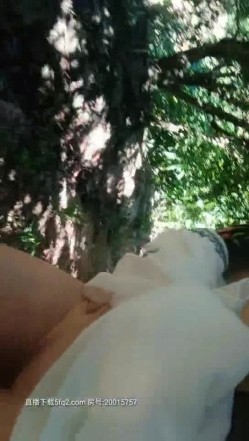 超大胆户外啪女王『美娜』勾搭骚男公园长凳口交 欲火焚身钻树林全程站炮无套后入 爆精内射太刺激 截图14