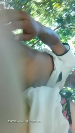 超大胆户外啪女王『美娜』勾搭骚男公园长凳口交 欲火焚身钻树林全程站炮无套后入 爆精内射太刺激 截图15