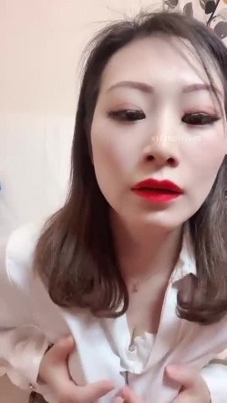 快手丝足熟女【辣菇凉三姐】双女诱惑露脸发骚勾引粉丝，各种服装尽饱眼福 截图1