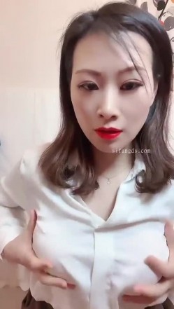 快手丝足熟女【辣菇凉三姐】双女诱惑露脸发骚勾引粉丝，各种服装尽饱眼福 截图2
