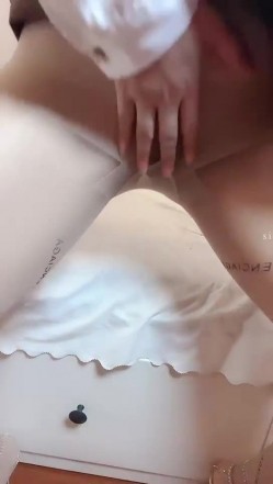 快手丝足熟女【辣菇凉三姐】双女诱惑露脸发骚勾引粉丝，各种服装尽饱眼福 截图16