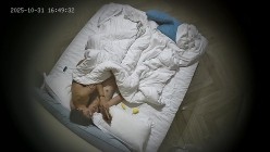 酒店偷拍 新台上线 入住的情侣颜值都不错 这男人操起来跟公狗一样 还扒开女友的屁股看 截图11
