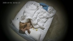 酒店偷拍 新台上线 入住的情侣颜值都不错 这男人操起来跟公狗一样 还扒开女友的屁股看 截图12