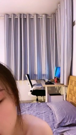 长相清纯的小美女跟大哥激情啪啪，深喉口交大鸡巴插的好深，让小哥拽着胳膊后入爆草，抱在怀里摩擦呻吟可射 截图9
