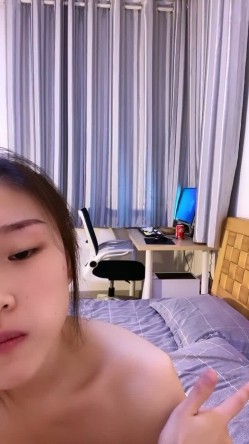 长相清纯的小美女跟大哥激情啪啪，深喉口交大鸡巴插的好深，让小哥拽着胳膊后入爆草，抱在怀里摩擦呻吟可射 截图15