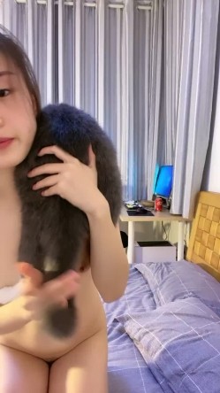 长相清纯的小美女跟大哥激情啪啪，深喉口交大鸡巴插的好深，让小哥拽着胳膊后入爆草，抱在怀里摩擦呻吟可射 截图16