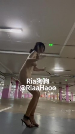 推特顶级奴性贱母狗【Ria狗狗】露脸重金定制，无底线自辱扇嘴巴子健身房舔马桶停车场裸体跳绳高跟鞋黄瓜紫薇 截图7