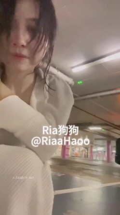 推特顶级奴性贱母狗【Ria狗狗】露脸重金定制，无底线自辱扇嘴巴子健身房舔马桶停车场裸体跳绳高跟鞋黄瓜紫薇 截图8