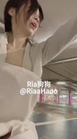 推特顶级奴性贱母狗【Ria狗狗】露脸重金定制，无底线自辱扇嘴巴子健身房舔马桶停车场裸体跳绳高跟鞋黄瓜紫薇 截图9