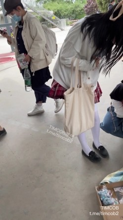 大神一路走一路抄底多位黑丝美女全是漂亮的小姐姐 截图14