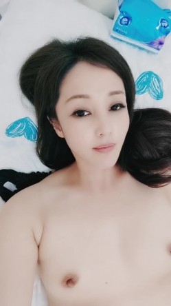 人到中年如狼似虎，全程露脸跟大哥激情啪啪给狼友看，口交大鸡巴淫声荡语互动撩骚听指挥，多体位无套草内射 截图15