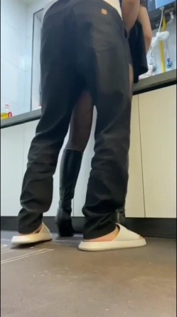 去哥哥家聚餐把他灌醉和 ️正在洗碗的模特嫂子偷情厨房搞到客厅清晰 截图1