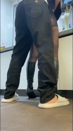 去哥哥家聚餐把他灌醉和 ️正在洗碗的模特嫂子偷情厨房搞到客厅清晰 截图2