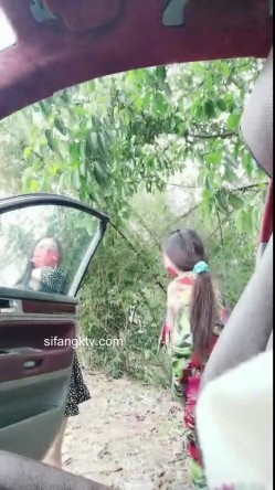 【神女】 ️两少妇开车到乡间小路光着身体跳舞刺激~亲近大自然~站立尿尿，裸体开车 ️忽悠闺蜜脱衣服露奶子一起嗨！ 截图1