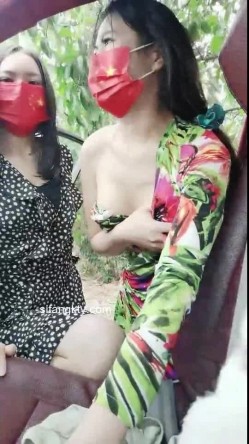 【神女】 ️两少妇开车到乡间小路光着身体跳舞刺激~亲近大自然~站立尿尿，裸体开车 ️忽悠闺蜜脱衣服露奶子一起嗨！ 截图2
