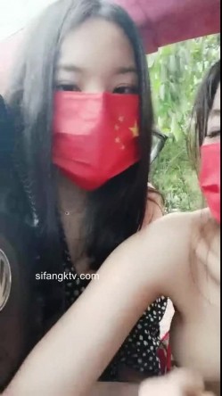 【神女】 ️两少妇开车到乡间小路光着身体跳舞刺激~亲近大自然~站立尿尿，裸体开车 ️忽悠闺蜜脱衣服露奶子一起嗨！ 截图4