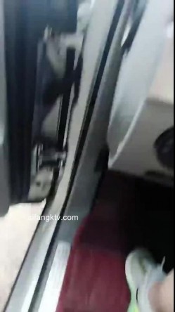 【神女】 ️两少妇开车到乡间小路光着身体跳舞刺激~亲近大自然~站立尿尿，裸体开车 ️忽悠闺蜜脱衣服露奶子一起嗨！ 截图5