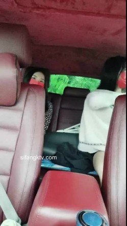 【神女】 ️两少妇开车到乡间小路光着身体跳舞刺激~亲近大自然~站立尿尿，裸体开车 ️忽悠闺蜜脱衣服露奶子一起嗨！ 截图10