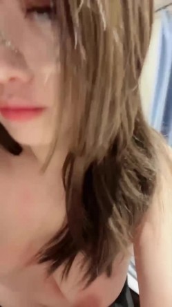 淫荡少妇穿丝袜掰逼 主动上位被猛插 小屄多汁发骚勾引弟弟 截图3