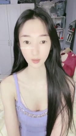 清纯系列，颜值天花板！【童谣是个搞笑女】女神首秀！~细腰粉逼，软萌妹子欠债无奈下海了，精彩 截图3