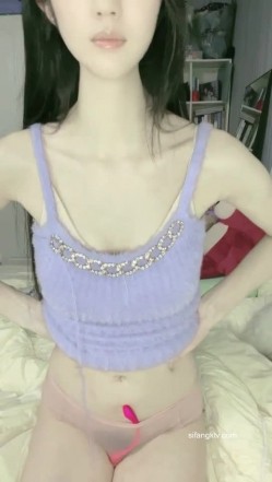 清纯系列，颜值天花板！【童谣是个搞笑女】女神首秀！~细腰粉逼，软萌妹子欠债无奈下海了，精彩 截图8
