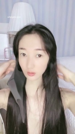 清纯系列，颜值天花板！【童谣是个搞笑女】女神首秀！~细腰粉逼，软萌妹子欠债无奈下海了，精彩 截图16