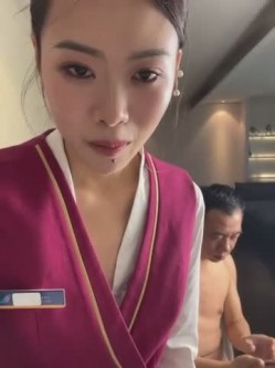 空姐被干了【优优baby】真实空姐和机长吃鸡舔穴舔脚 无套啪啪 户外 车里 截图2