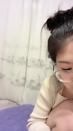 猎奇圈内部分享热门视频极品大奶子哺乳期的奶妈疯狂露出自摸挑逗赚奶粉钱 截图11