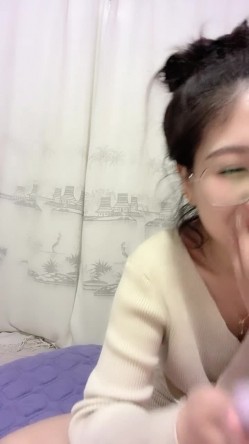 猎奇圈内部分享热门视频极品大奶子哺乳期的奶妈疯狂露出自摸挑逗赚奶粉钱 截图13