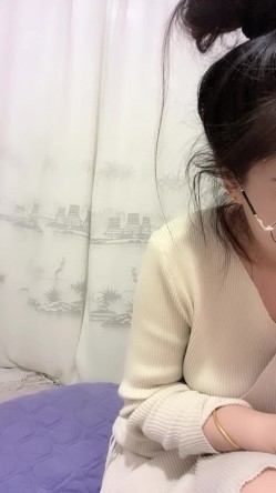 猎奇圈内部分享热门视频极品大奶子哺乳期的奶妈疯狂露出自摸挑逗赚奶粉钱 截图16