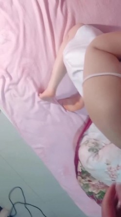 36岁风韵阿姨，在床上吃大鸡巴，‘喜欢吃吗，好好舔’，嗯喜欢，火烈舌头舔的龟头火辣辣！ 截图5
