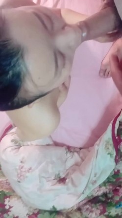 36岁风韵阿姨，在床上吃大鸡巴，‘喜欢吃吗，好好舔’，嗯喜欢，火烈舌头舔的龟头火辣辣！ 截图7