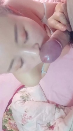 36岁风韵阿姨，在床上吃大鸡巴，‘喜欢吃吗，好好舔’，嗯喜欢，火烈舌头舔的龟头火辣辣！ 截图15