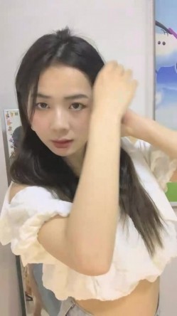 最喜欢的一个美少女，【兰哥】校花女神~!大长美腿~特写骚穴~柔逼自慰~爽到不行~强烈推荐 截图4