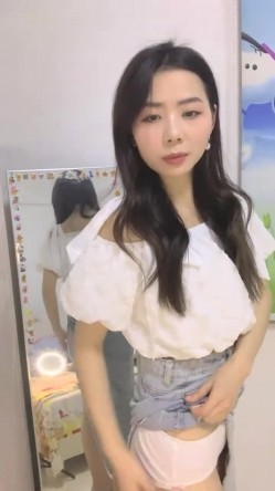 最喜欢的一个美少女，【兰哥】校花女神~!大长美腿~特写骚穴~柔逼自慰~爽到不行~强烈推荐 截图9